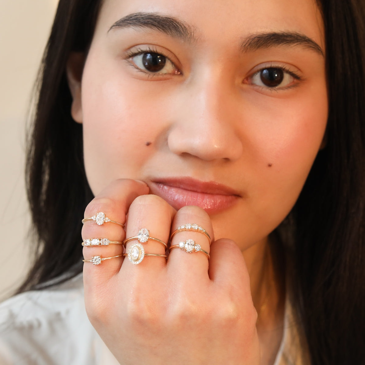 Model draagt meerdere diamanten ringen van 9 en 14 karaat goud in een elegante stacking look